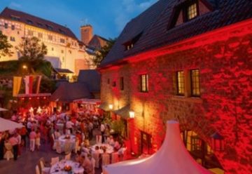 Runde 200 Gäste beim Sommervergnügen im Romantik Hotel auf der Wartburg