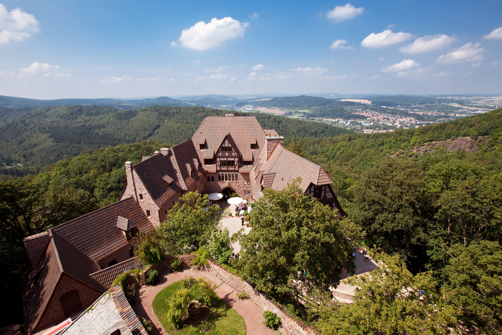 Wartburghotel in Eisenach mit Außenansicht auf den Thüringer Wald